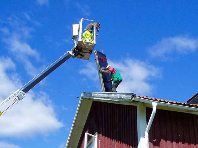 Solfångare transporteras med skylift.